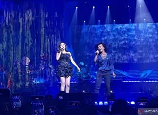 Kaka Slank Nyanyikan Lagu “Sial” di Konser “KOMA” Mahalini