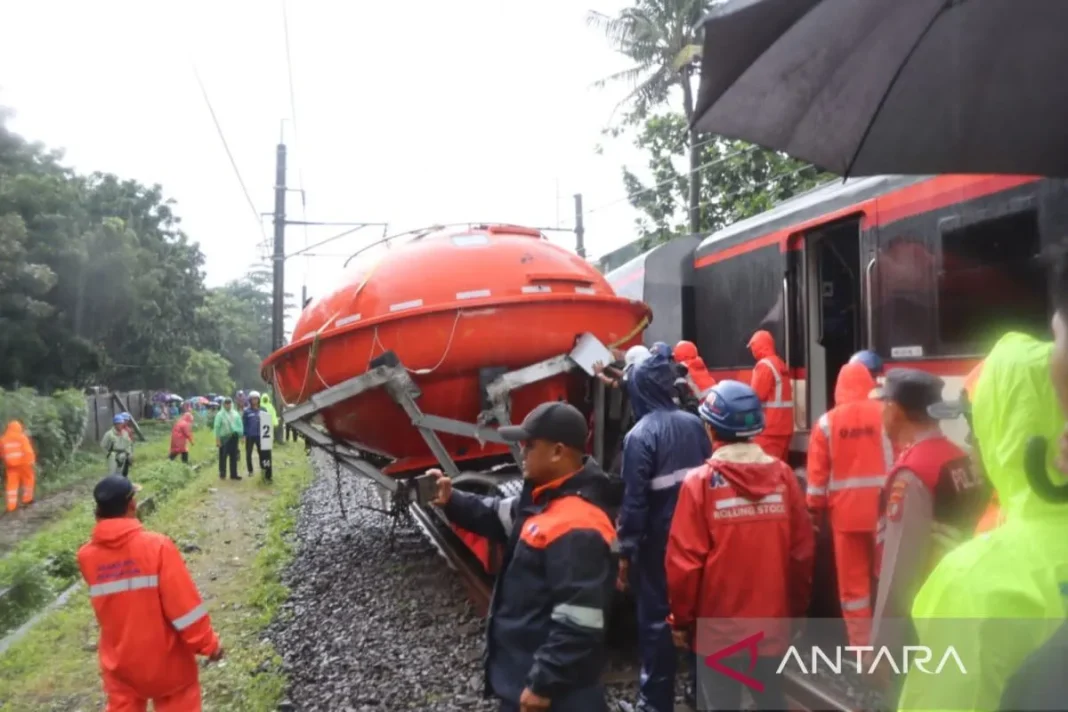 Kereta bandara 805-806A tabrak truk, polisi terapkan rekayasa lalin