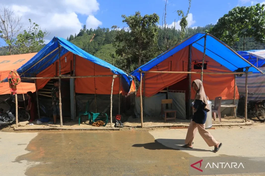 Lebih dari 105 ribu warga masih mengungsi akibat bencana di Sumatera
