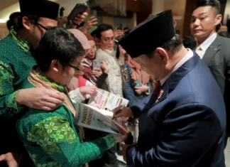 Bertemu Presiden, Diaspora RI di Jepang Bawa Buku “Paradoks Indonesia”