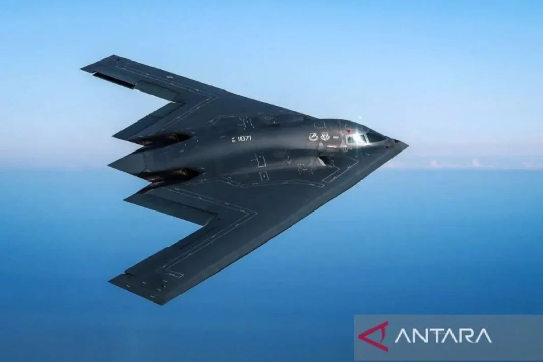 Bomber siluman B-2 serang peluncur rudal Iran dengan bom 1 ton