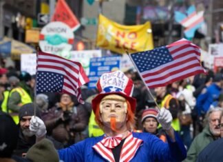 Chaos! Demonstran ‘No Kings’ Bentrok dengan Pendukung ‘Pro Trump’ yang Diduga Bawa Senjata Otomatis