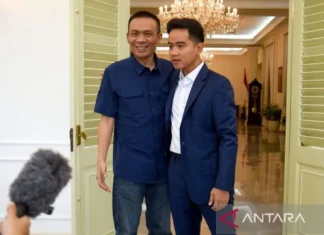 Gibran Peluk Rismon di Istana usai Minta Maaf: Kita ini Saudaraan