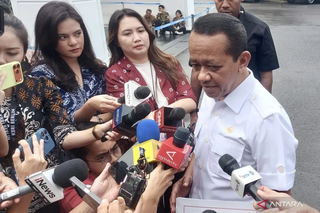 Harga minyak lampaui 100 dolar AS, Prabowo panggil Bahlil ke Istana