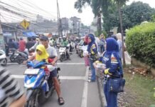 DZ49ERS Bikers Community Bagi-bagi Takjil ke Warga Jagakarsa