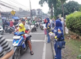 DZ49ERS Bikers Community Bagi-bagi Takjil ke Warga Jagakarsa