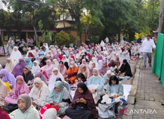Jamaah Padati Tempat Shalat Idul Fitri di Jaktim
