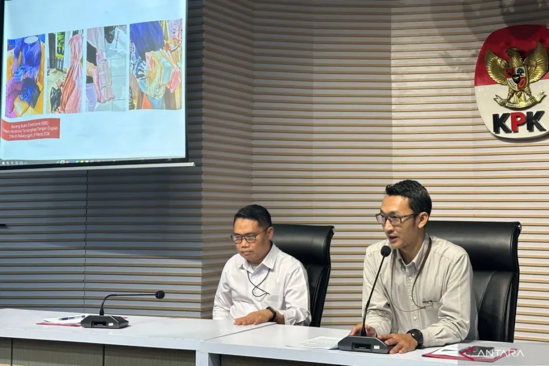 KPK ungkap suami-anak Fadia Arafiq terima uang korupsi hingga Rp13,7 M