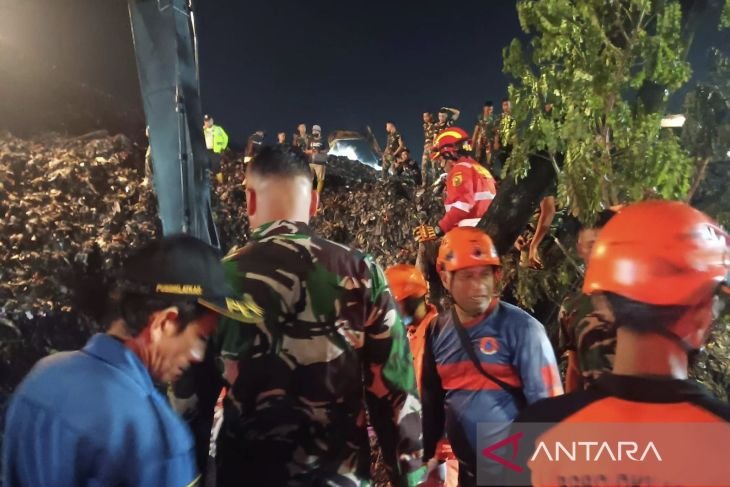 Longsor di TPST Bantargebang