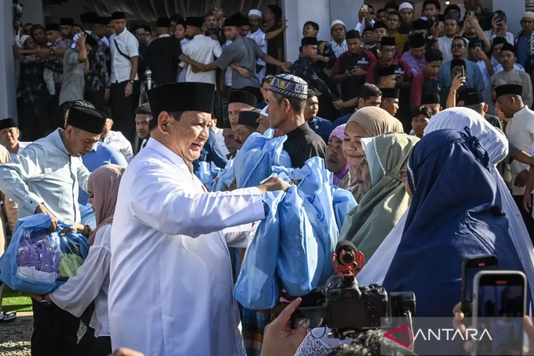 Prabowo bagikan sembako usai salat Id bersama penyintas bencana Aceh