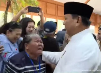 Prabowo Sapa dan Rangkul Warga saat Open House di Istana