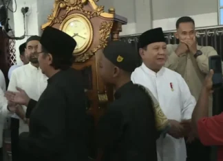 Presiden Prabowo Bersalaman dengan Warga usai Salat Id di Aceh Tamiang