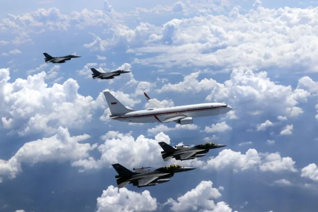 Enam pesawat tempur kawal penerbangan Presiden Prabowo di HUT TNI AU