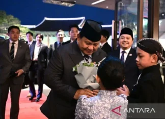 Presiden Prabowo Disambut Hangat Anak-anak Indonesia di Seoul