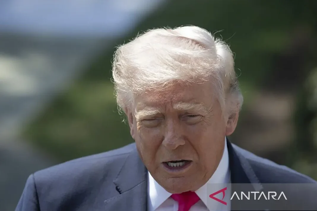 Trump sebut Iran nyaris runtuh, minta Selat Hormuz segera dibuka