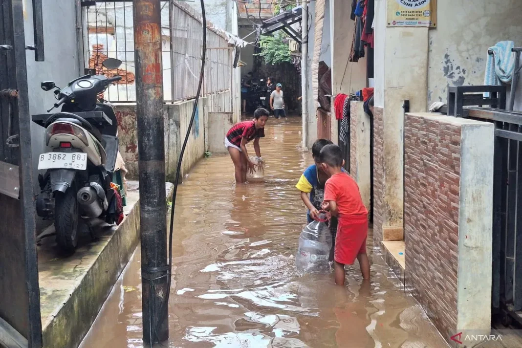 Banjir masih genangi 11 RT di Jaksel, ketinggian capai 1,3 meter