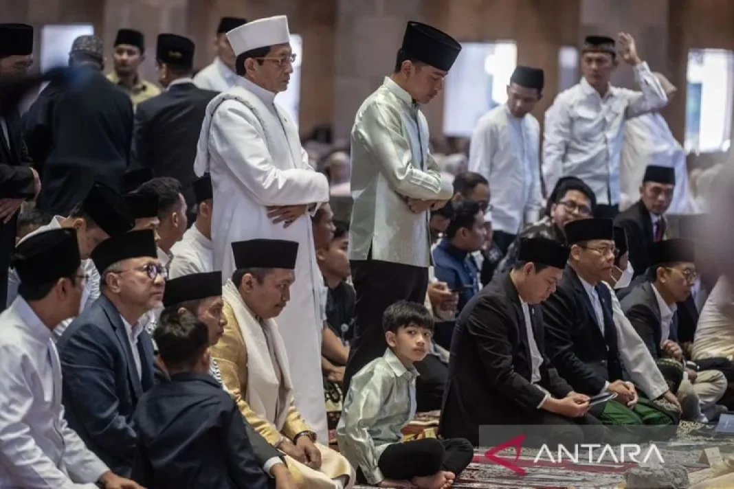 Gibran dan keluarga shalat Idul Adha di Masjid Istiqlal