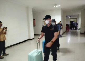 KPK Bawa Tiga Koper Dokumen usai Geledah Dinkes-Dindik Ponorogo