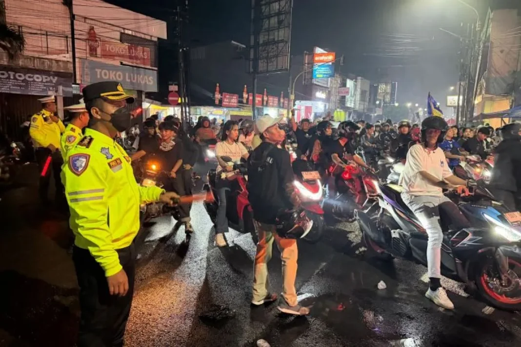 Kapolres Karawang turun langsung mengawal pengamanan konvoi Bobotoh