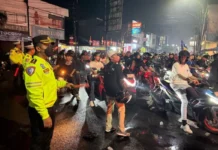 Kapolres Karawang Turun Langsung Mengawal Pengamanan Konvoi Bobotoh
