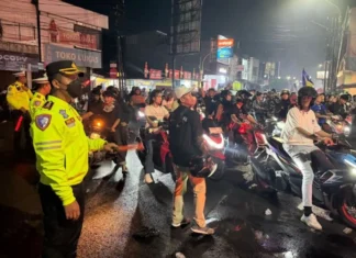 Kapolres Karawang Turun Langsung Mengawal Pengamanan Konvoi Bobotoh