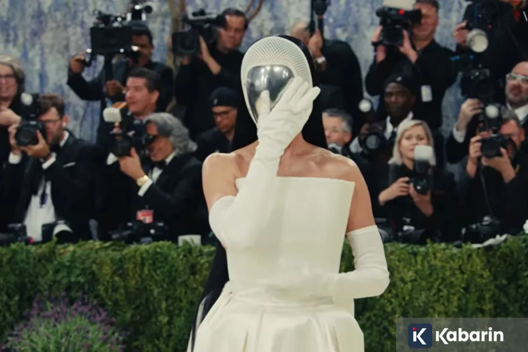 Katy Perry Tampil Bertopeng di Met Gala 2026