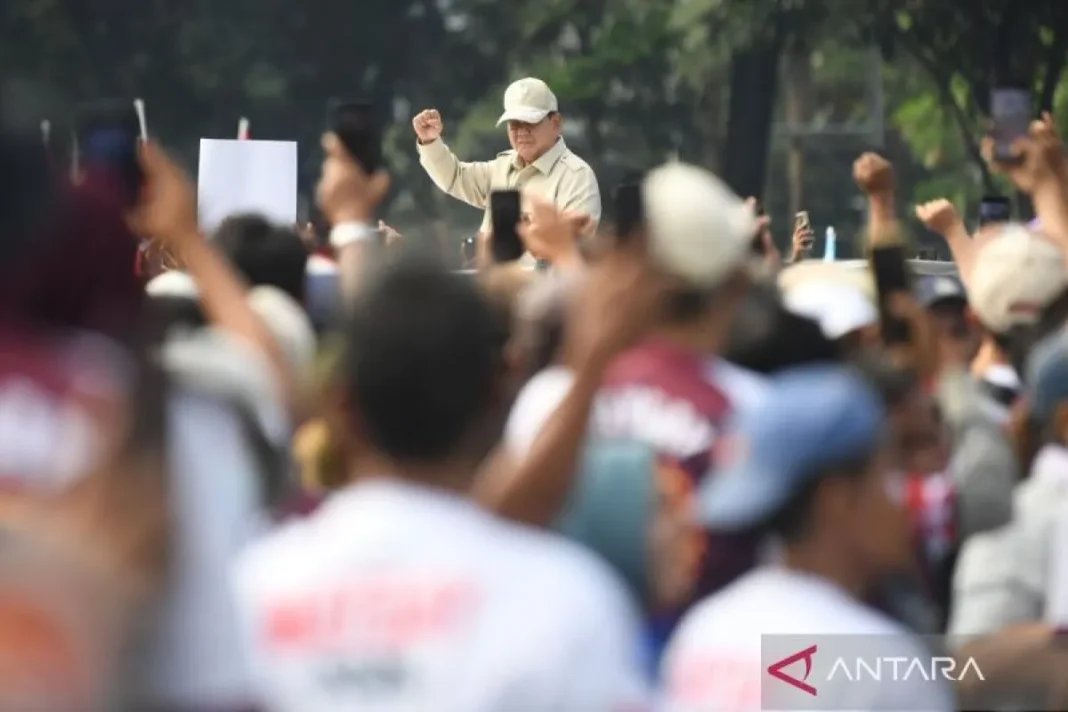 Pada Puncak Hari Buruh Prabowo lempar topi hingga joget di panggung