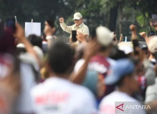 Prabowo Lempar Topi hingga Joget di Panggung Puncak Hari Buruh