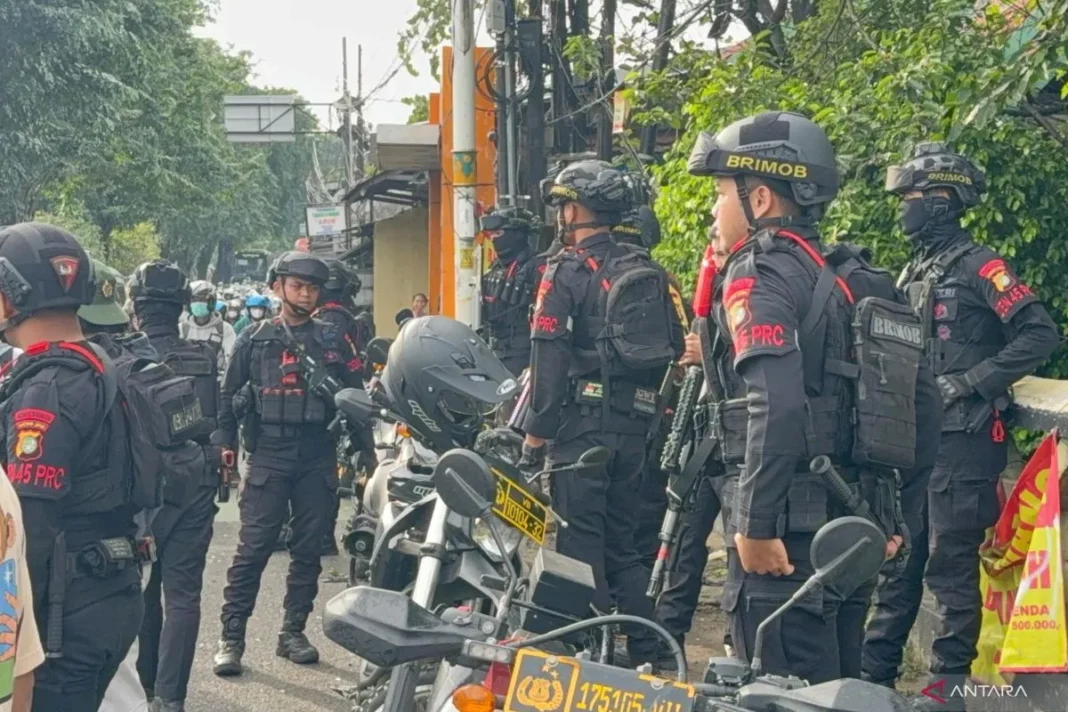 Patroli gabungan Polres Jaktim dan Brimob bubarkan tawuran di Klender