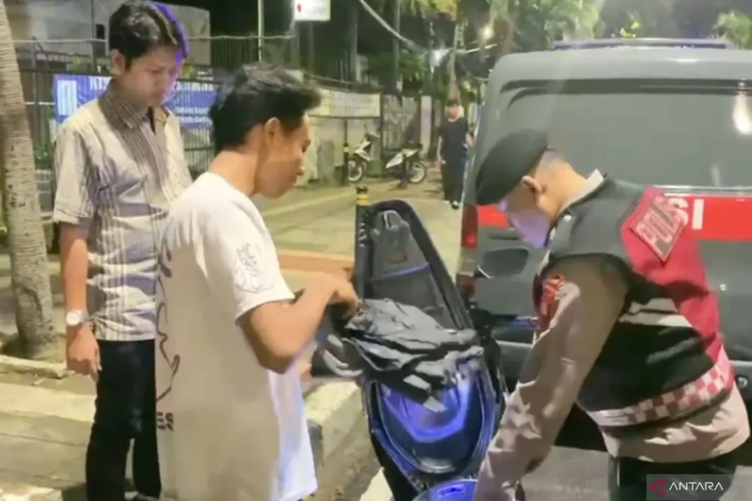 Polisi gelar patroli pelanggar lalin dan antisipasi begal di Matraman