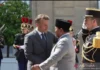 Prabowo Tiba di Istana Elysee Disambut Presiden Macron dan Isteri