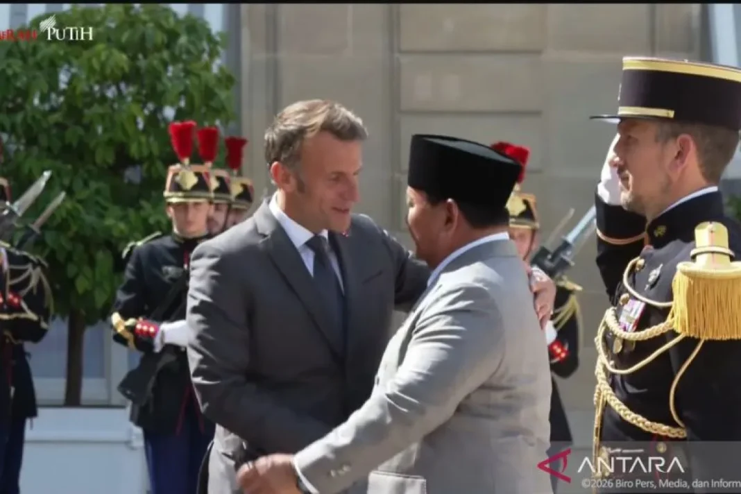Prabowo tiba Istana Elysee disambut Presiden Macron dan istri