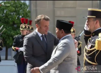 Prabowo Tiba di Istana Elysee Disambut Presiden Macron dan Isteri