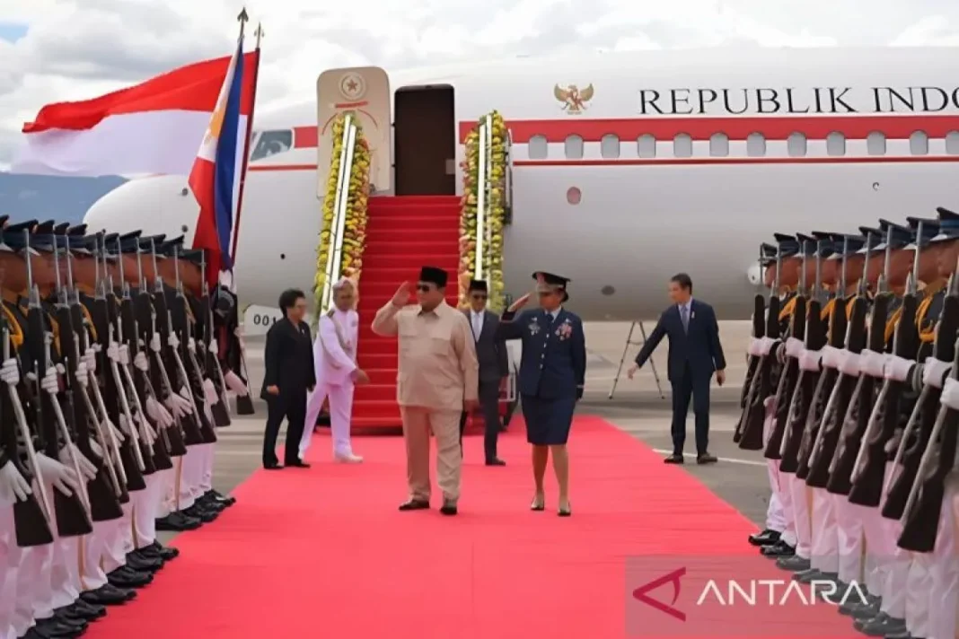 Prabowo tiba di Filipina, disambut upacara kehormatan