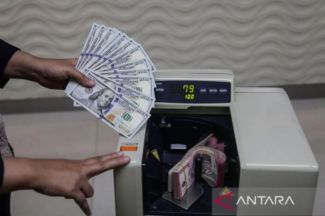 Rupiah melemah seiring eskalasi di Timur Tengah memanas