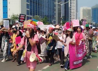 Cuma Emak-Emak yang Bisa, Aliansi Perempuan Tembus Bundaran HI Sambil Long March Teriak Stop MBG!