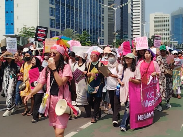 Cuma Emak-Emak yang Bisa, Aliansi Perempuan Tembus Bundaran HI Sambil Long March Teriak Stop MBG!