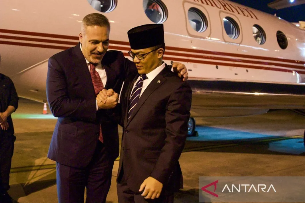 Menlu RI sambut kedatangan Menlu Turkiye di Jakarta