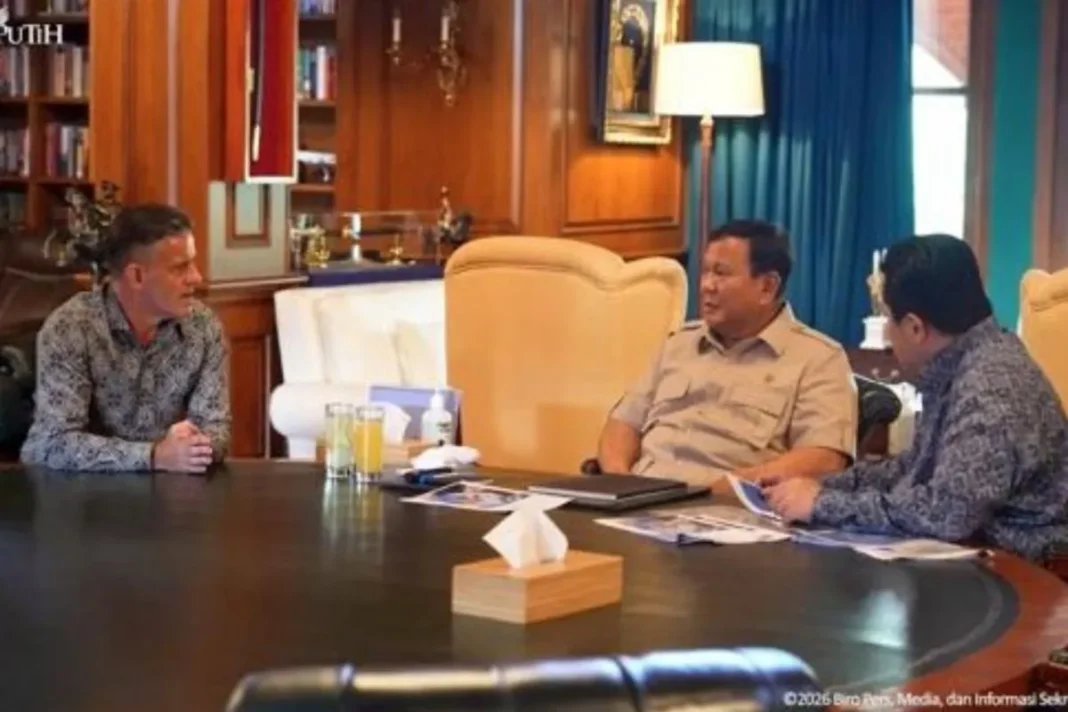 Momen Prabowo terima John Herdman dan Erick Thohir di Hambalang