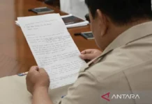 Momen Prabowo Terima Surat Apresiasi dari Siswa SMKN 1 Sorong