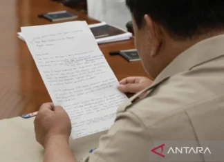 Momen Prabowo Terima Surat Apresiasi dari Siswa SMKN 1 Sorong