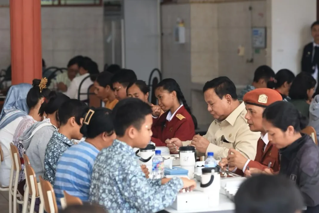 Prabowo santap MBG bersama pelajar Sekolah Rakyat di Tabanan