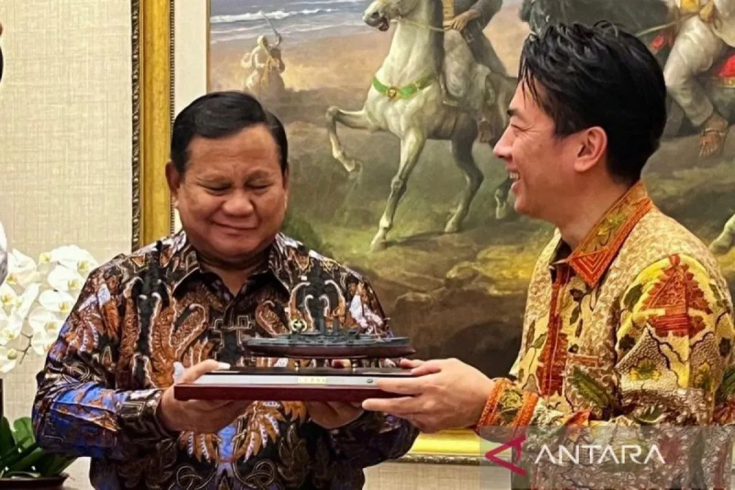 Prabowo terima Menhan Jepang, dihadiahi suvenir kapal perang Mikasa