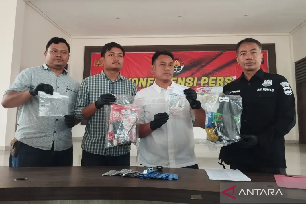 Terduga pengedar sabu-sabu di Demak menyamar jadi penjual es teh
