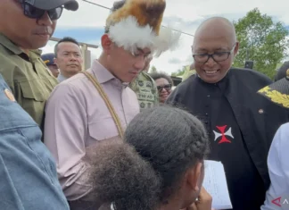 Kunjungi Asmat, Gibran Beri Tanda Tangan ke Anak dan Terima Aspirasi