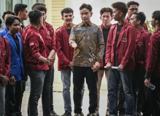 Wapres Gibran Temui dan Ajak Ngobrol Mahasiswa yang Berunjuk Rasa