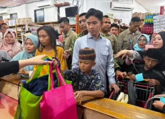 Wapres Belanja Kebutuhan Sekolah Bersama Anak Yatim di Gorontalo