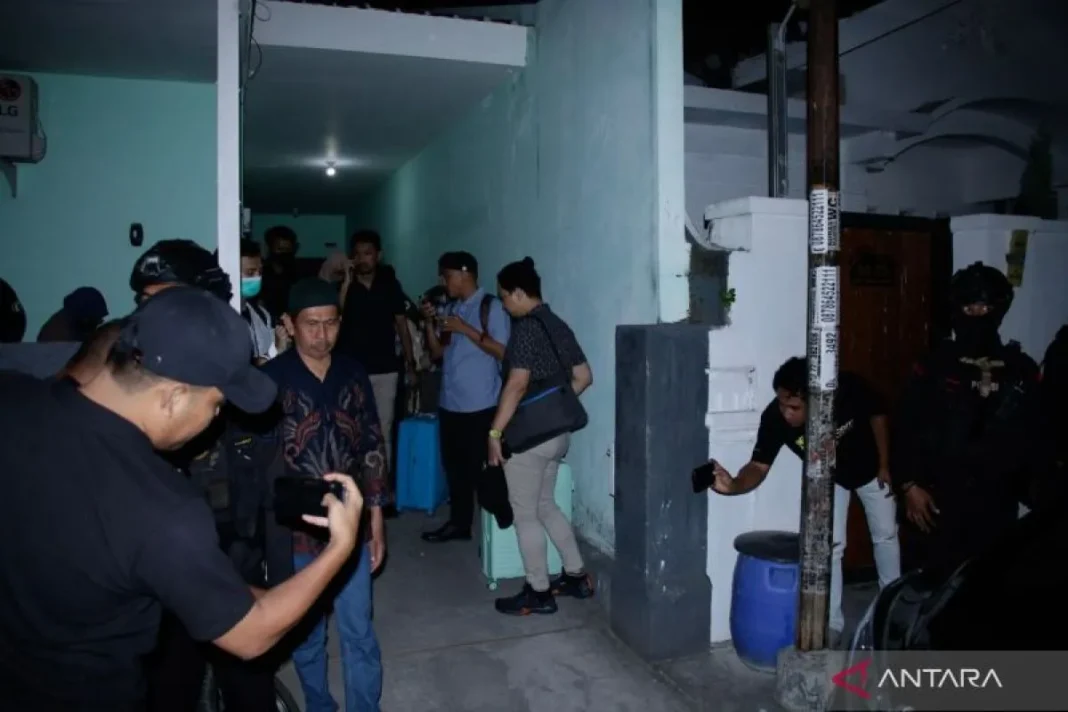 KPK bawa tiga koper dokumen dari penggeledahan kantor CV DKK