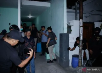 KPK Bawa Tiga Koper Dokumen dari Penggeledahan Kantor CV DKK