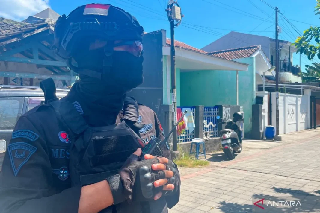 KPK lanjutkan penggeledahan sebuah rumah di BTN Mavilla Lombok Barat